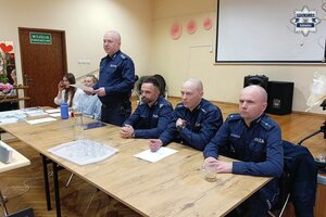 policjanci i uczestnicy debaty