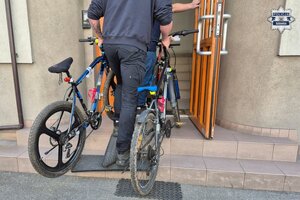 policjanci z odzyskanymi rowerami