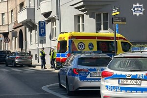 dwa radiowozy, policjanci oraz karetka pogotowia na skrzyżowaniu ulic Kościuszki i Rymera