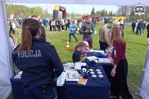 policjantka przy stanowisku profilaktycznym