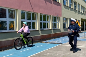policjant i uczestnik konkursu
