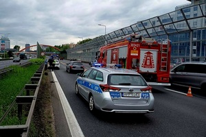 radiowóz oraz straż pożarna na miejscu zdarzenia drogowego