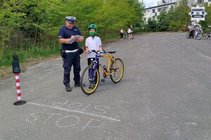 uczestnicy i policjanci