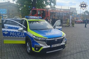 policyjny radiowóz na festynie