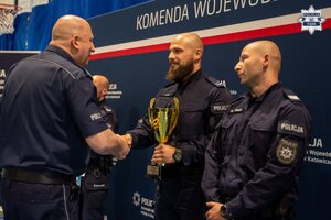policjanci odbierający dyplomy