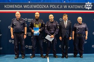 policjanci po odebraniu wyróżnienia