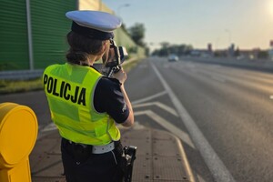 policjantka podczas pomiaru prędkości