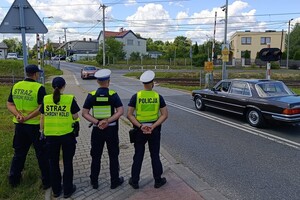 policjanci i funkcjonariusze Straży Ochrony Kolei na przejeździe