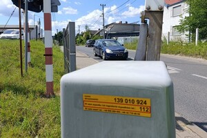 żółta naklejka na przejeździe