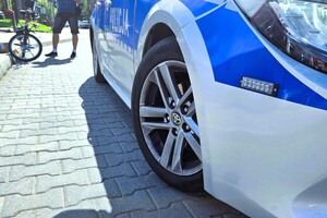 policyjny radiowóz i rower