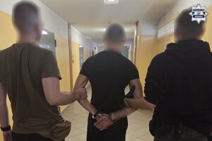 nieumundurowani policjanci z zatrzymanym