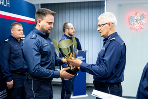 Generał wręcza puchar policjantowi